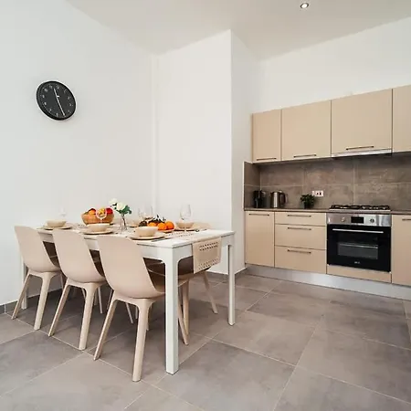 Rose Apartment *